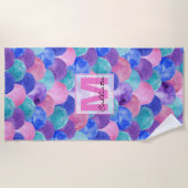 ピンクパープルブルーウォーター色マーメイドスケールモノグラム ビーチタオル (正面)