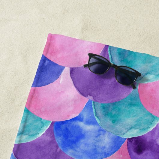 ピンクパープルブルーウォーター色マーメイドスケールモノグラム ビーチタオル (インサイチュ)