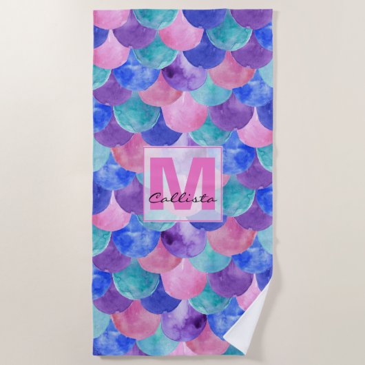 ピンクパープルブルーウォーター色マーメイドスケールモノグラム ビーチタオル (正面)