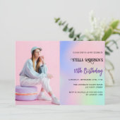 ピンクパープルホログラフィックフォトラグジュアリー誕生日 招待状 (スタンド正面)