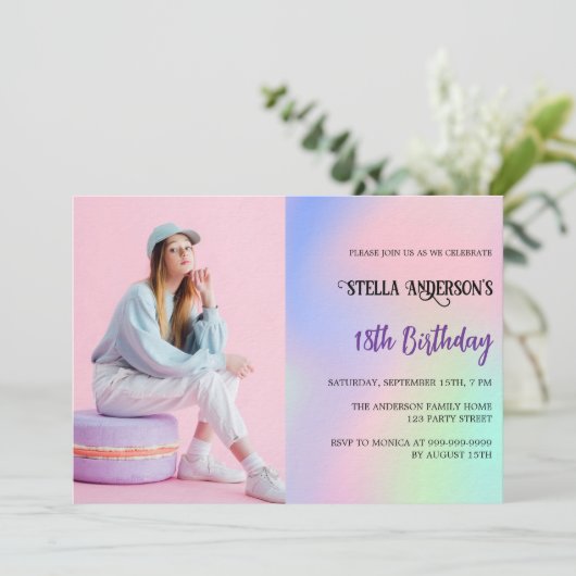 ピンクパープルホログラフィックフォトラグジュアリー誕生日 招待状 (スタンド正面)