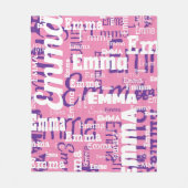 ピンクパープルホワイトネームの繰り返しタイポグラフィ フリースブランケット (正面)