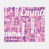 ピンクパープルホワイトネームの繰り返しタイポグラフィ フリースブランケット (正面(横))
