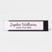 ピンクパープル猫パターンスクリプトブラックフォントホワイト デスクネームプレート (正面)