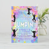ピンクパープル絞り染めがパーティージャンピン誕生日を取得 招待状 (スタンド正面)