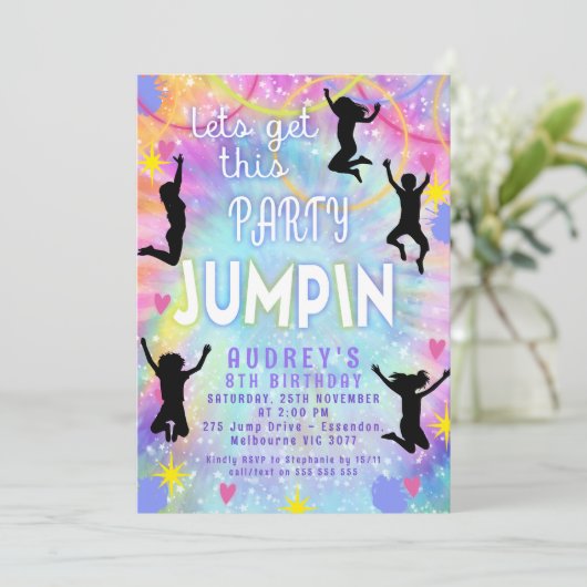 ピンクパープル絞り染めがパーティージャンピン誕生日を取得 招待状 (スタンド正面)