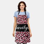 ピンクヒョウ柄パーソナライズされたレトロトレンディーエプロン エプロン (着用した状態)