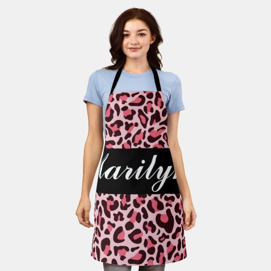 ピンクヒョウ柄パーソナライズされたレトロトレンディーエプロン エプロン (着用した状態)