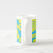 ピンクビキニ（青/黄） ボーンチャイナマグカップ (裏面)