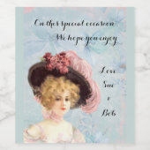 ピンクビクトリアンのバラで羽毛の帽子の女性 ワインラベル (シングルラベル)