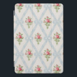 ピンクビクトリアンバラとブルーリボンラティス iPad PROカバー<br><div class="desc">青いかわいらしリボンの斜め格子と淡い色の柔らかい卵の殻の背景に微妙な灰色のドットの弓のピンクのバラの花束。デザインはシームレスで拡張性に優れている</div>
