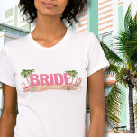 ピンクビーチバチェロレッテ花嫁 Tシャツ<br><div class="desc">可愛いピンクの熱帯ビーチバチェロレッテ花嫁Tシャツ。ピンクとクールティール（緑がかった色）の色合いを持つ水色のビーチテーマで、花嫁と彼女のベッドメーティと一緒にビーチ脱出のための雰囲気を設定する。フロリダ、カリフォルニア、またはメキシコ、ハワイやバハマ国際的ーなどのより多くへの旅行から、この女の子の週末はロックされる！かわいいピンクと白いビーチの椅子と傘。ヤシの木が揺れ、貝殻が集まる。これらはすべて冷たい熱帯ビーチの雰囲気だ。フォントがモダンひねりを加えスタイリッシュているので、バチェロレッテの週末にぴったりの外観。砂と海を背景に思い出を作る、あなたとクルー。コーディネート作品も全部見て！</div>