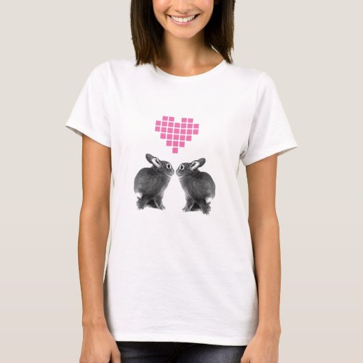 ピンクピクセルハートのかわいいバニー Tシャツ (正面)