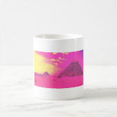 ピンクピラミッドのマグカップから一口飲楽しむめ！ コーヒーマグカップ (中央)