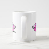 ピンクピロー上のシンデレラスリッパ ジャンボコーヒーマグカップ (裏面)