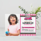 ピンクファイヤーエンジン誕生日パーティフォト招待状 招待状 (スタンド正面)