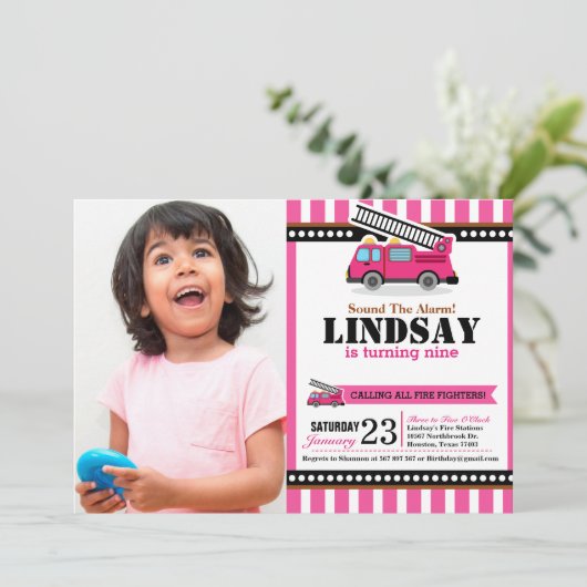 ピンクファイヤーエンジン誕生日パーティフォト招待状 招待状 (スタンド正面)