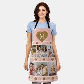 ピンクファミリーフォトコラージュと金ゴールドハートモノグラム エプロン (着用した状態)