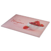 ピンクファミリー名のボウルに入れたイチゴの果実 カッティングボード (角)