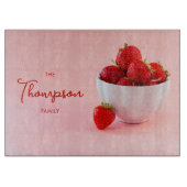ピンクファミリー名のボウルに入れたイチゴの果実 カッティングボード (正面)