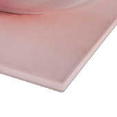 ピンクファミリー名のボウルに入れたイチゴの果実 カッティングボード (角)