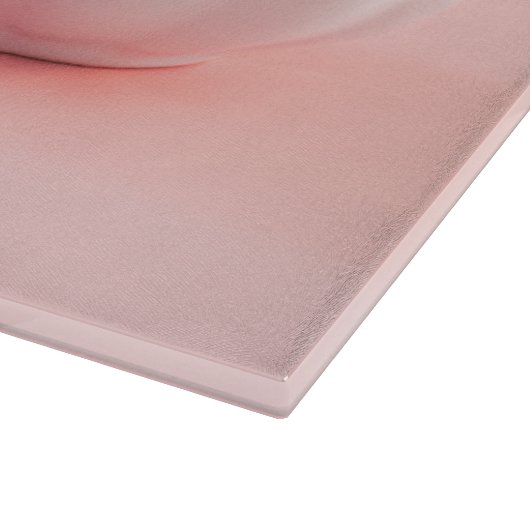 ピンクファミリー名のボウルに入れたイチゴの果実 カッティングボード (角)