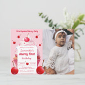 ピンクファーストさくらんぼ&カップケーキ誕生日パーティーフォト 招待状 (スタンド正面)