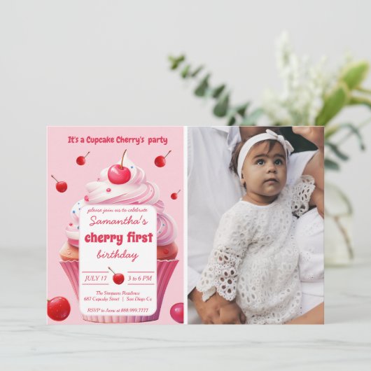 ピンクファーストさくらんぼ&カップケーキ誕生日パーティーフォト 招待状 (スタンド正面)