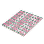 ピンクフェミニンと白のラトビアの部族フォークアート タイル (側面)