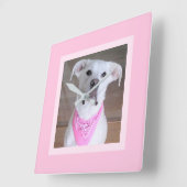 ピンクフェミニンのスカーフをした美しいかわいい白犬 スクエア壁時計 (傾斜)