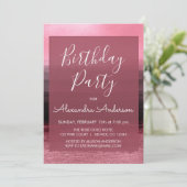 ピンクフォイル絵を描スガーリーストローク任意の年齢誕生日 招待状 (スタンド正面)