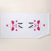 ピンクフラミンゴとハートパターン ビーチタオル (正面)