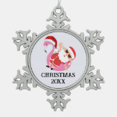 ピンクフラミンゴサンタクロースクリスマスパーティー スノーフレークピューターオーナメント (正面)