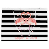 ピンクフラミンゴスインラブ,白黒ストライプ ラージペーパーバッグ (裏面)