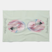 ピンクフラミンゴパステルパーソナライズされたアート名 キッチンタオル (横)