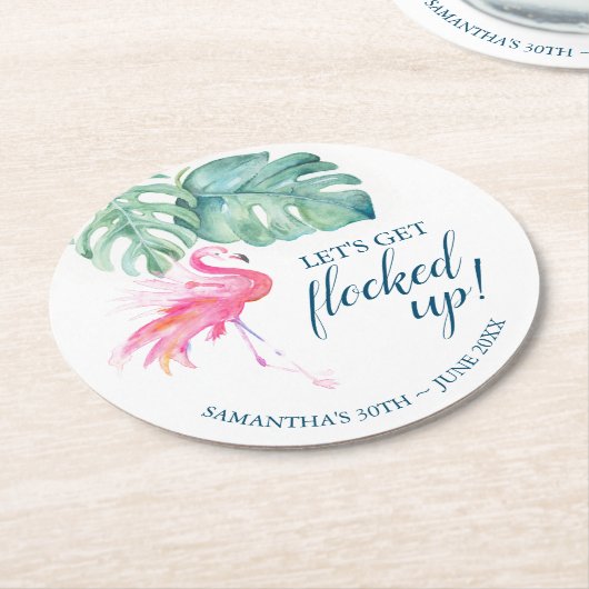 ピンクフラミンゴ誕生日パーティーフロックテール ラウンドペーパーコースター (アングル)