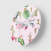 ピンクフラミンゴ&トロピカル葉フローラカスタム ラウンド壁時計 (傾斜)