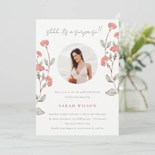 ピンクフラワーフォトサプライズ任意の年齢の誕生日招待状 サンキューカード (スタンド正面)