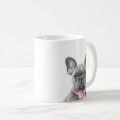 ピンクフランスのの弓で愛らしいブルドッグの子犬 コーヒーマグカップ (正面右)