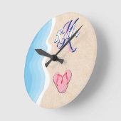 ピンクフリップフロップスビーチ ラウンド壁時計 (傾斜)