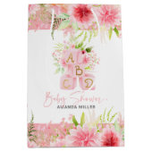 ピンクフローラアルファベットブロックベビーシャワータイポグラフィ ミディアムペーパーバッグ (正面)
