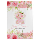 ピンクフローラアルファベットブロックベビーシャワータイポグラフィ ミディアムペーパーバッグ (裏面)