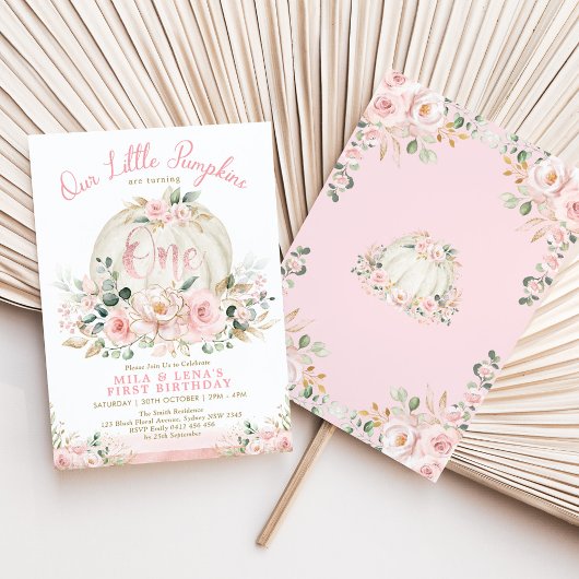 ピンクフローラカボチャの双子の姉妹の関節1歳の誕生日 招待状