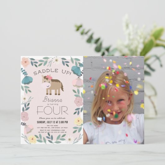 ピンクフローラガーデンホースガールフォト誕生日 招待状 (スタンド正面)