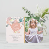 ピンクフローラガールティーパーティーフォト誕生日 招待状 (スタンド正面)