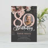 ピンクフローラダークグレーフォト80誕生日 招待状 (スタンド正面)