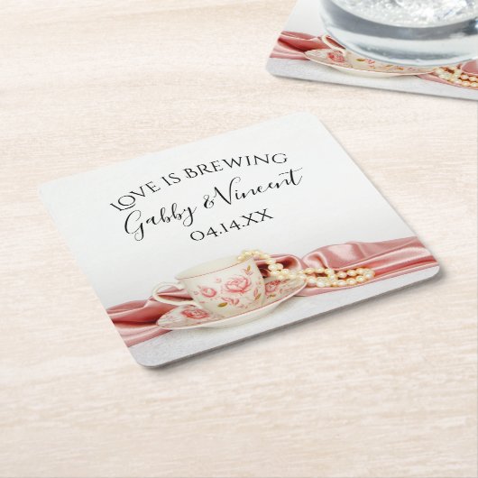 ピンクフローラティーカップ真珠結婚の愛が醸造されている スクエアペーパーコースター (アングル)