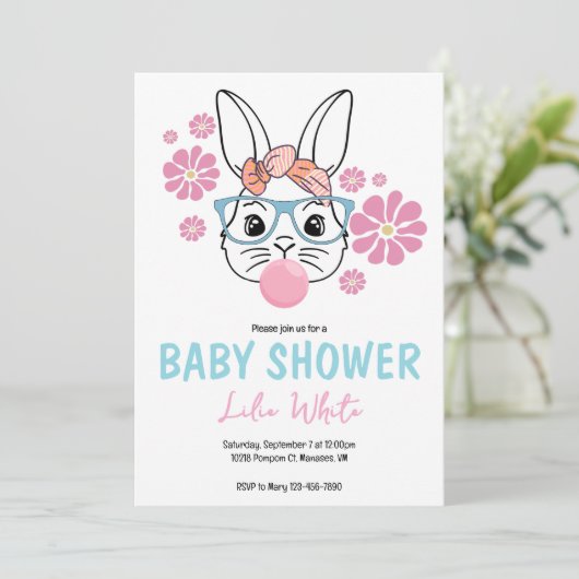 ピンクフローラバニーガールベビーシャワーパーソナライズされた 招待状 (スタンド正面)