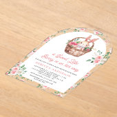 ピンクフローラバニー甘いベビーガールアーチベビーシャワー アクリル招待状 (レイダウン)