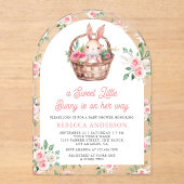 ピンクフローラバニー甘いベビーガールアーチベビーシャワー アクリル招待状 (正面)